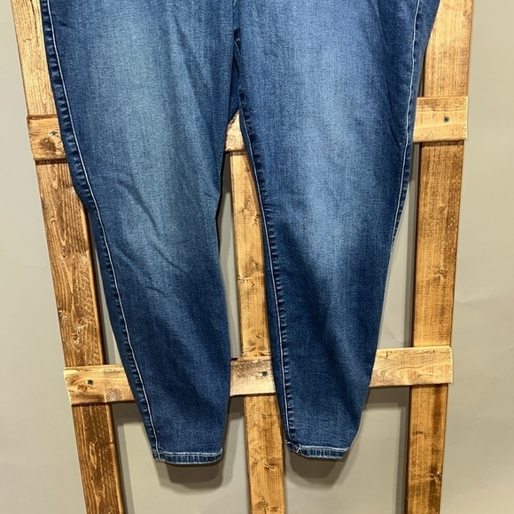 Torrid three button zipper closure denim jeggings. Size 22S. EUC. - Picture 3 of 7